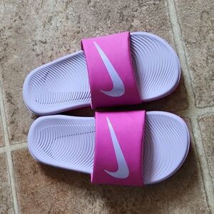 Nike slides women or girls